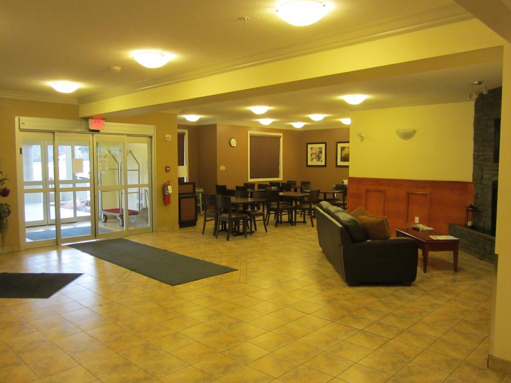 Trend Mountain Hotel & Conference Centre Tumbler Ridge Екстериор снимка