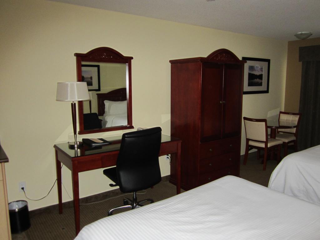 Trend Mountain Hotel & Conference Centre Tumbler Ridge Стая снимка