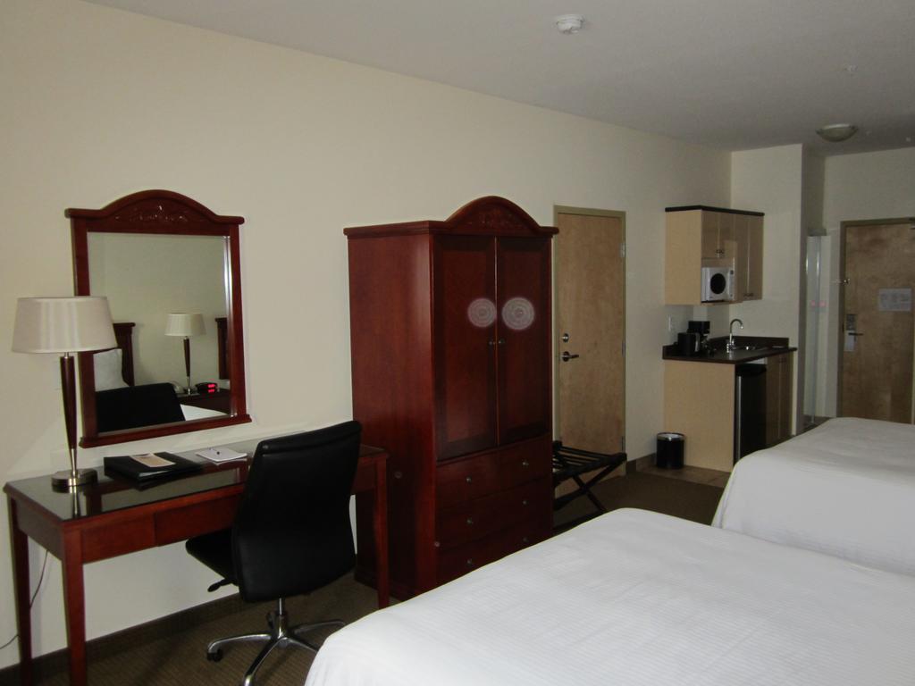 Trend Mountain Hotel & Conference Centre Tumbler Ridge Стая снимка