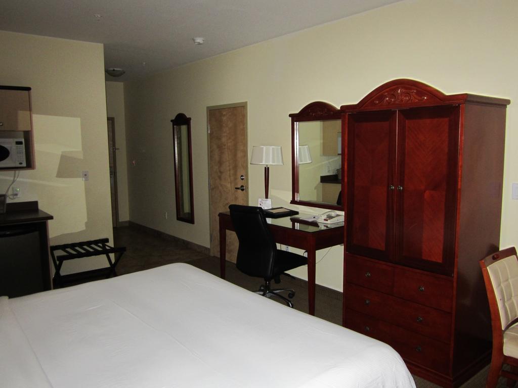 Trend Mountain Hotel & Conference Centre Tumbler Ridge Екстериор снимка