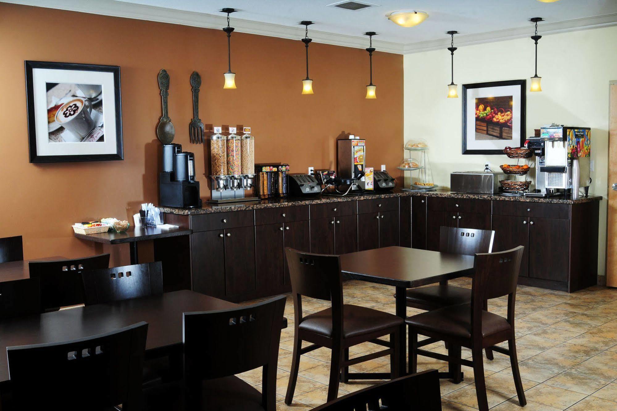 Trend Mountain Hotel & Conference Centre Tumbler Ridge Ресторант снимка