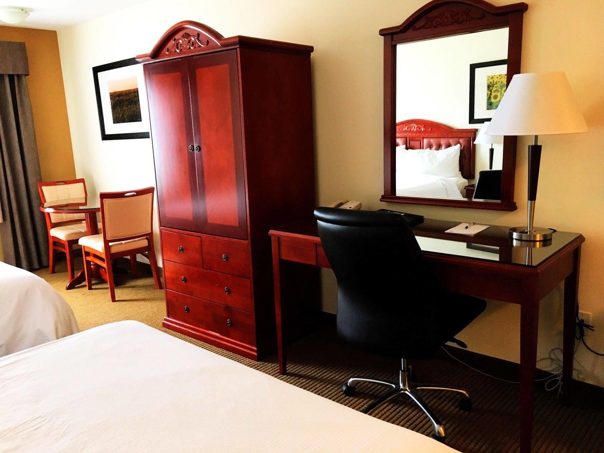 Trend Mountain Hotel & Conference Centre Tumbler Ridge Екстериор снимка
