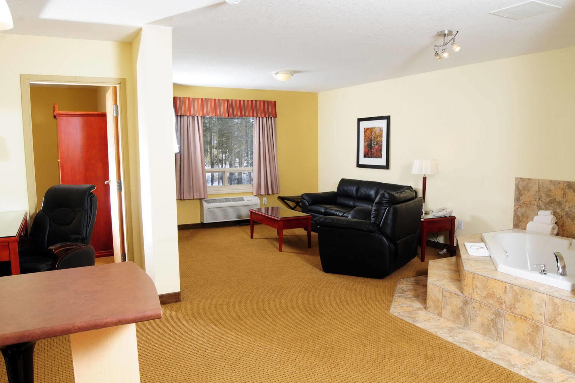 Trend Mountain Hotel & Conference Centre Tumbler Ridge Стая снимка