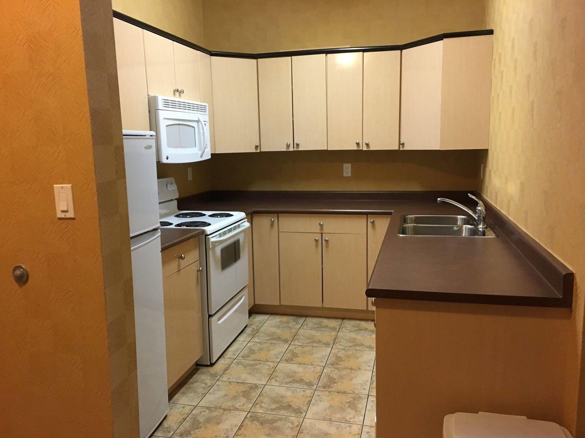 Trend Mountain Hotel & Conference Centre Tumbler Ridge Екстериор снимка