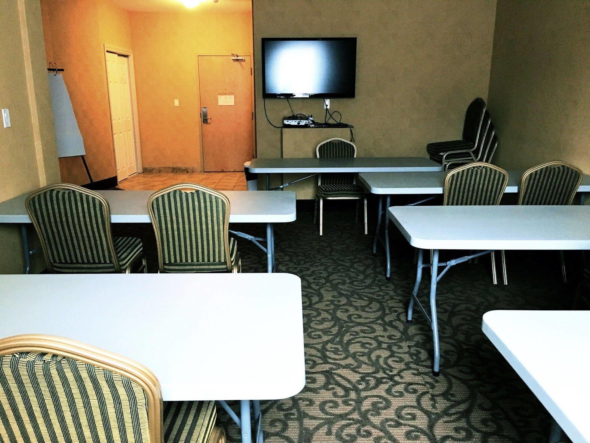 Trend Mountain Hotel & Conference Centre Tumbler Ridge Екстериор снимка