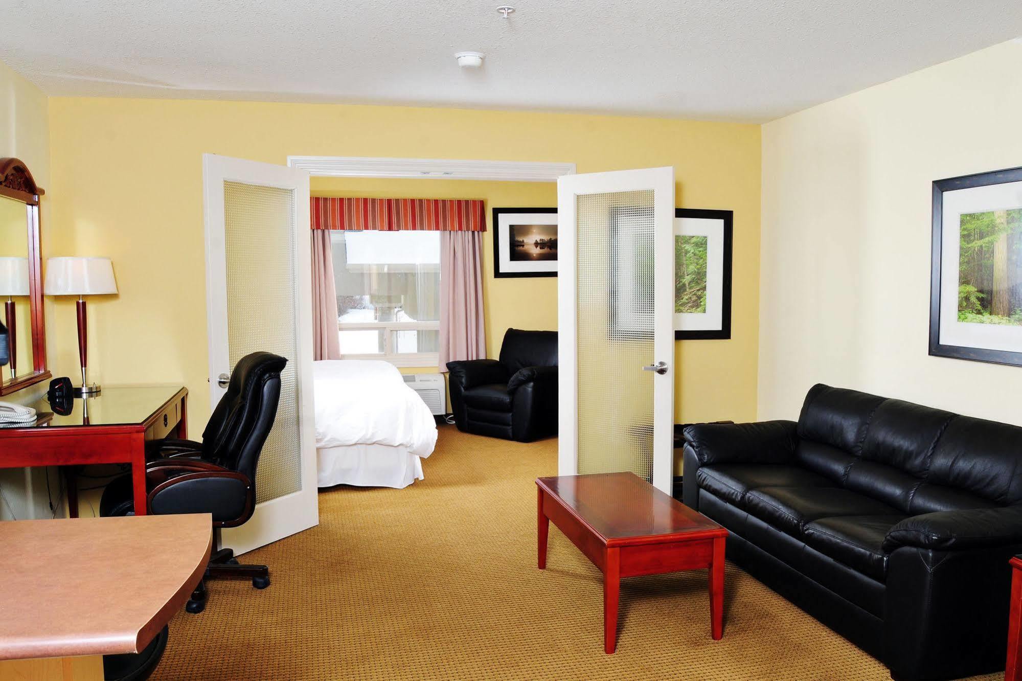 Trend Mountain Hotel & Conference Centre Tumbler Ridge Стая снимка