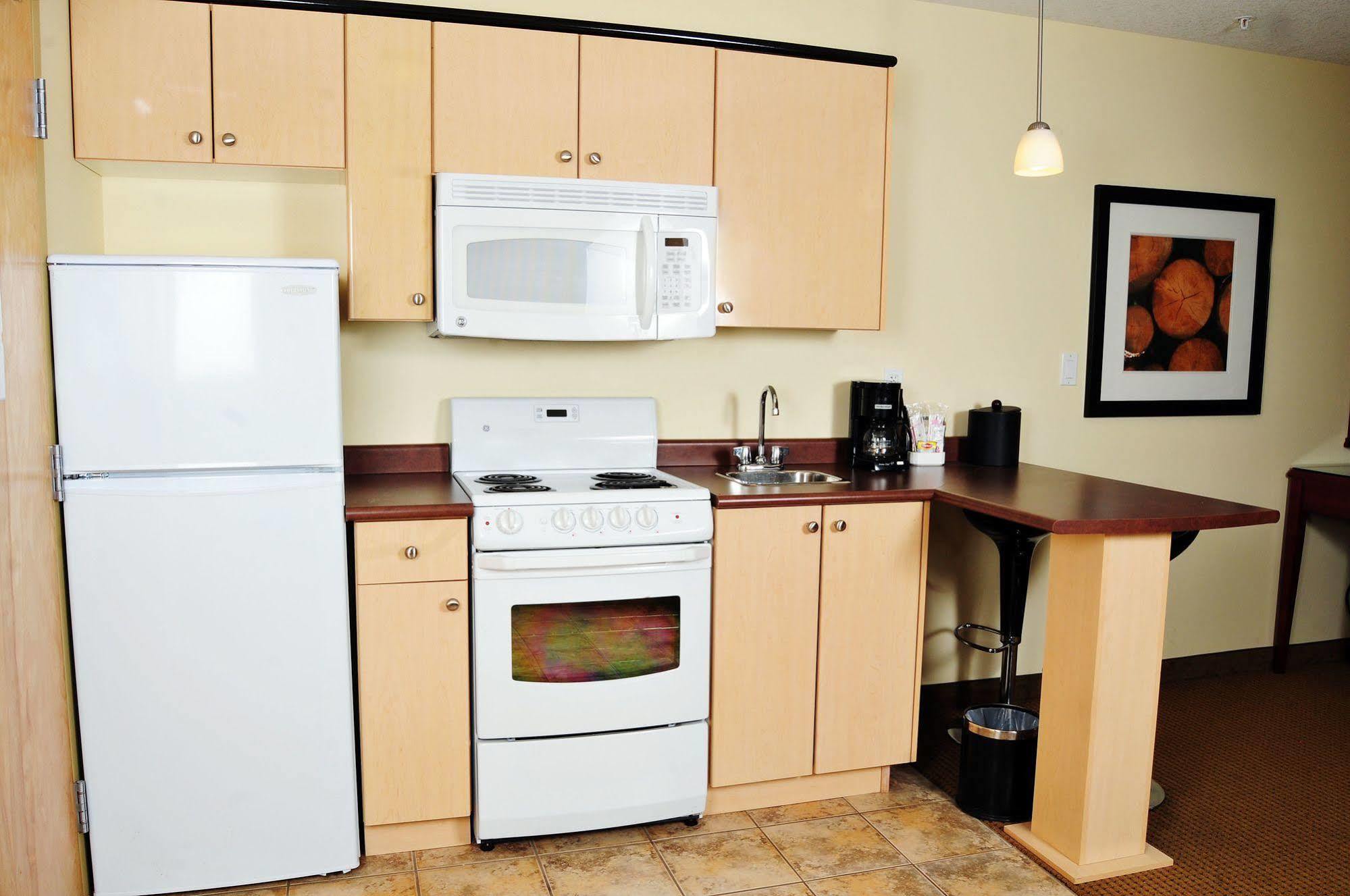 Trend Mountain Hotel & Conference Centre Tumbler Ridge Стая снимка